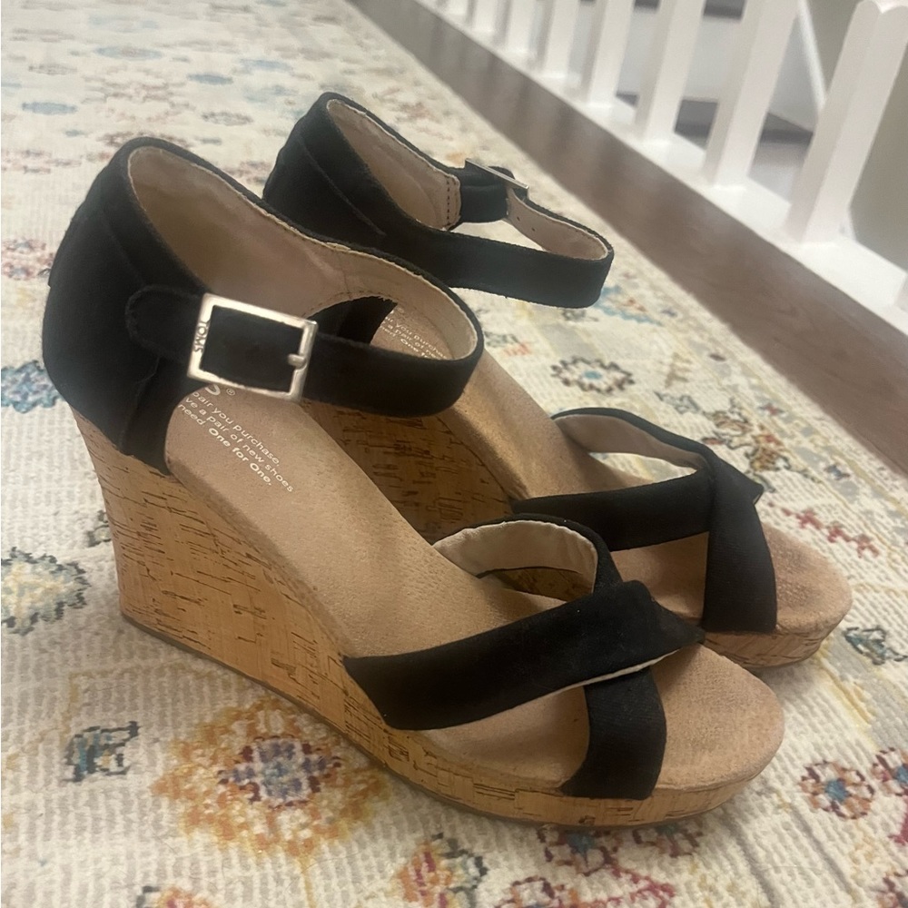 Tom’s black wedges size 8M